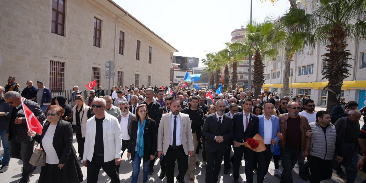 Tarsus'ta Başkan Adayının Aracına Saldırıya Tepki Yürüyüşü