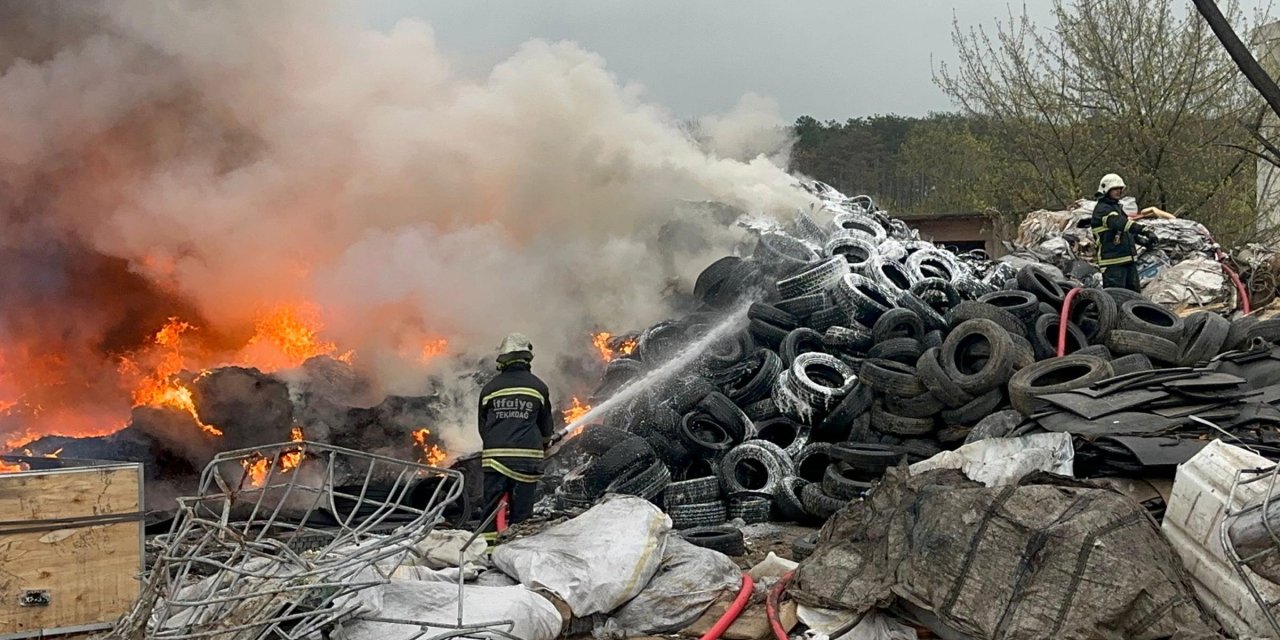 Çorlu'da Geri Dönüşüm Tesisinde Yangın (2)