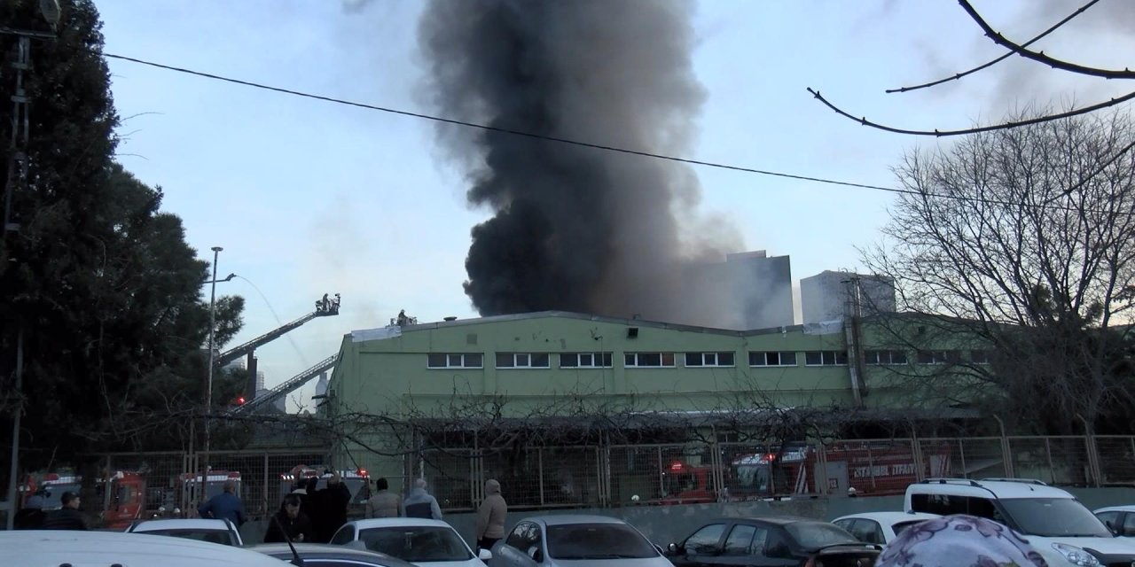 İstanbul - (Geniş Haber) Küçükçekmece'de Halı Fabrikasında Yangın