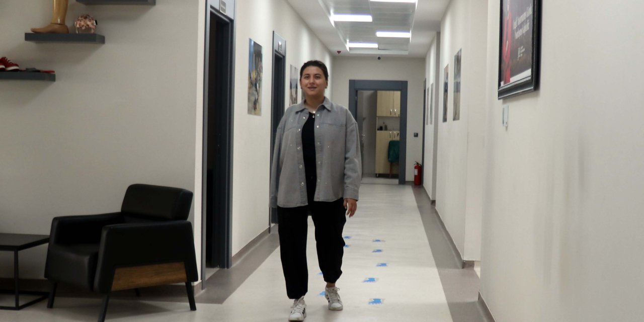 Depremde Kol Ve Bacağını Kaybeden Fizyoterapist, Protezli Hastalar İçin Çalışıyor