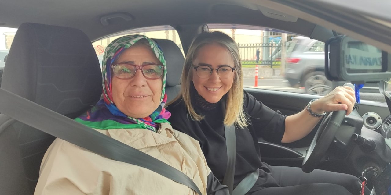 Ceyda Bölünmez Çankırı, Taksi Şoförü Olarak İzmirlilerle Buluştu