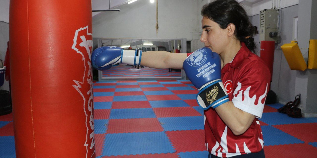 Dünya Üçüncüsü Kick Boks Sporcusu Zeynep, Şampiyonluk İçin Hazırlıklara Başladı