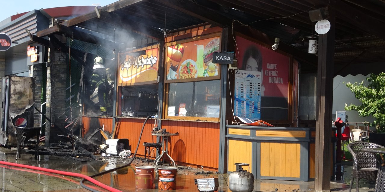 Kafedeki Yangında 2 Çalışan Dumandan Etkilendi