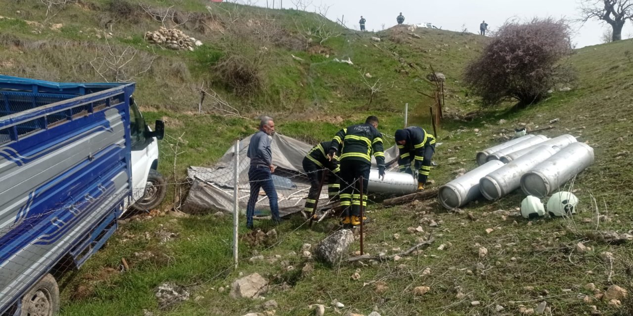 Kamyonet Şarampole Yuvarlandı: 1'i Ağır, 2 Yaralı