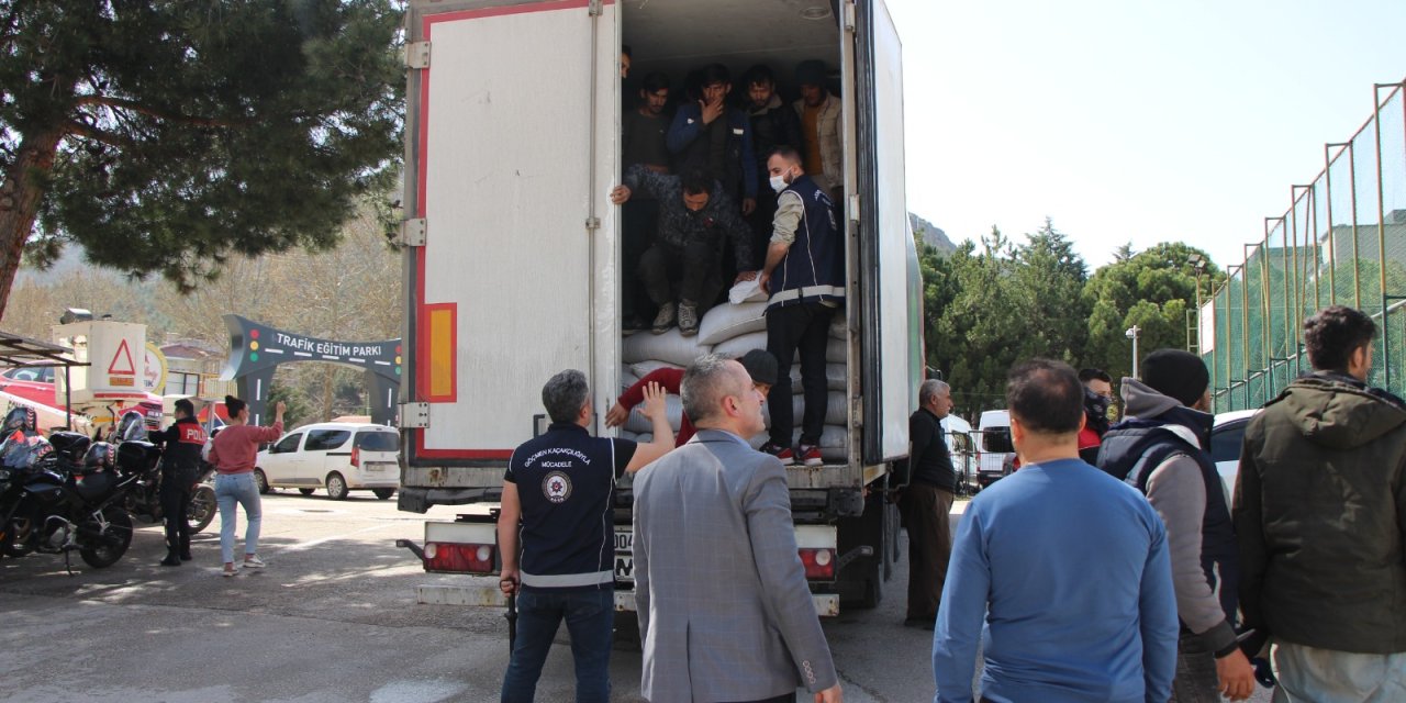 Mercimek Yüklü Tır'ın Dorsesinden 40 Kaçak Göçmen Çıktı