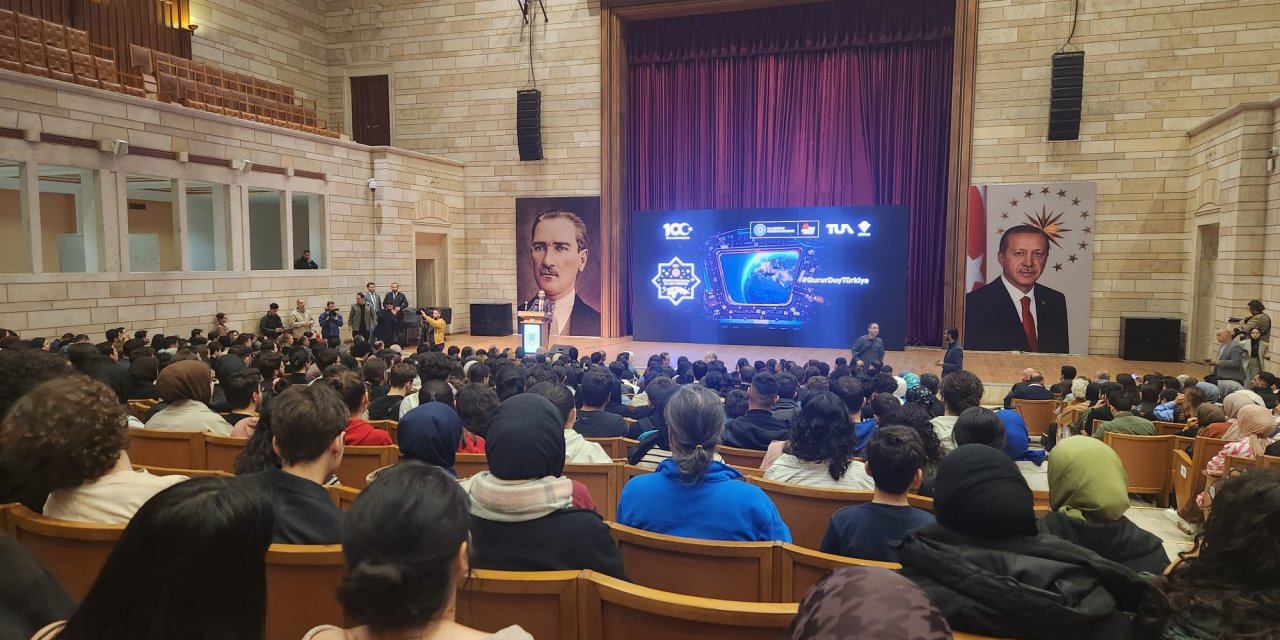 İstanbul - Bakan Kacır Ve Türkiye'nin İlk Astronotu Gezeravcı "gençlik Buluşması"na Katıldı