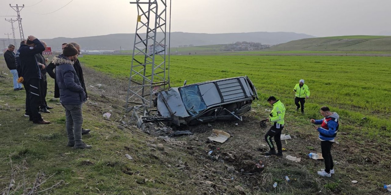 Lastiği Patlayan Otomobil Elektrik Direğine Çarptı: 5 Yaralı