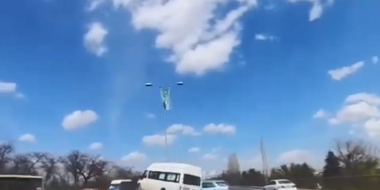 Otomobilin Çarptığı Minibüs Karşı Şeride Geçti; Kaza Kamerada