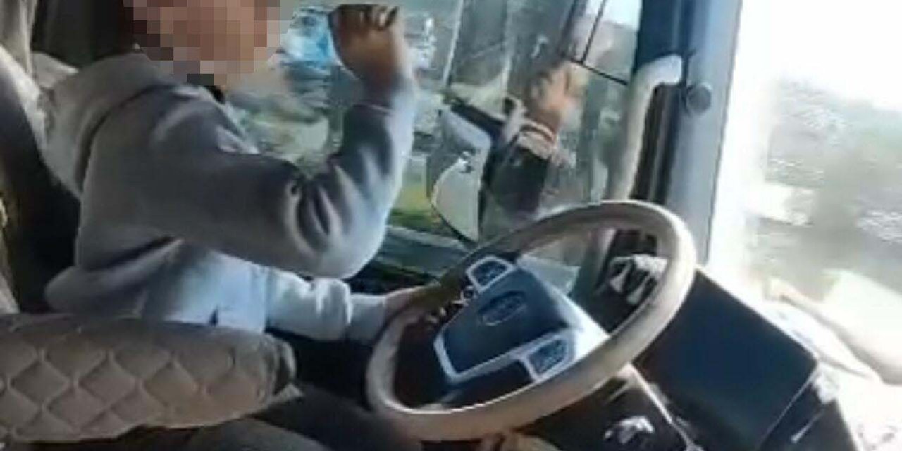 12 Yaşındaki Kızına Tır Çekicisini Kullandırdığı Anlar Tepkiye Neden Oldu