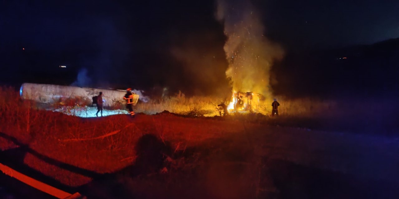 Bursa'da Azot Yüklü Tanker Şarampole Devrilip Patladı, Sürücü Öldü