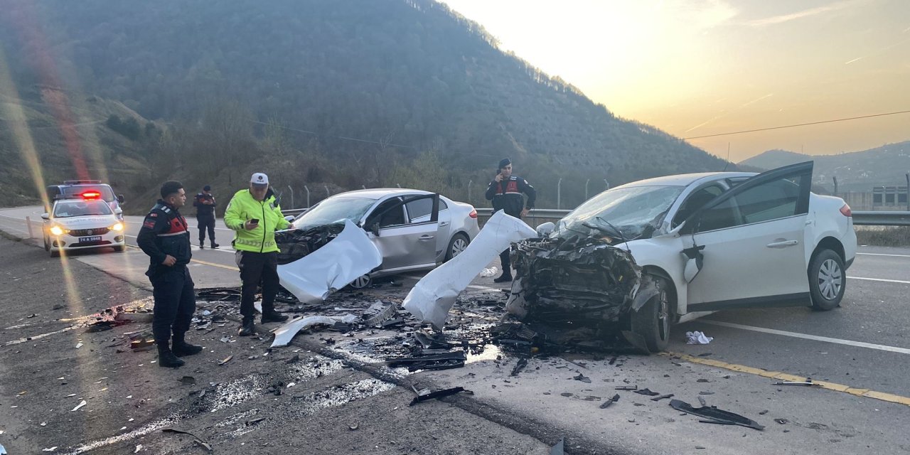 Otomobiller Kafa Kafaya Çarpıştı: 1 Ölü, 1 Ağır Yaralı