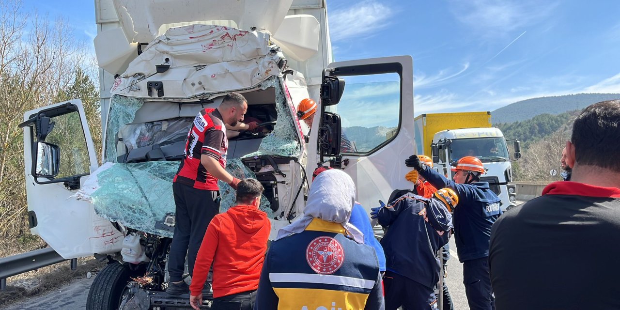 Kamyon, Emniyet Şeridindeki Tır’a Çarptı; Araçta Sıkışan Şoförü Ekipler Kurtardı