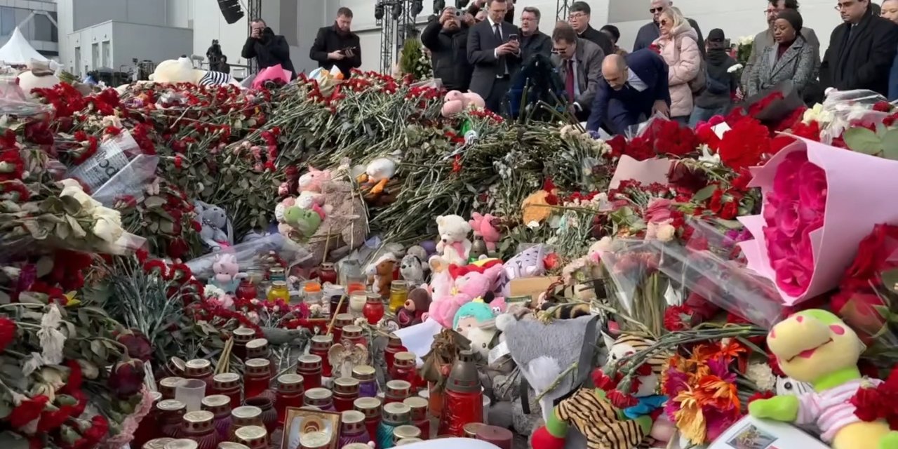 Yabancı Diplomatlar, Rusya'daki Terör Saldırısında Hayatını Kaybedenleri Andı