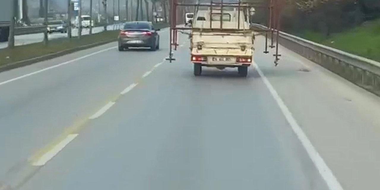 Kamyonet Kasasında Tehlikeli Taşımacılık Kamerada