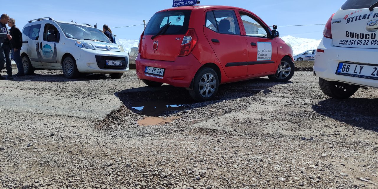 Yüksekova'da Direksiyon Eğitmenleri, Çukurlara Tepki İçin Yolu Trafiğe Kapattı