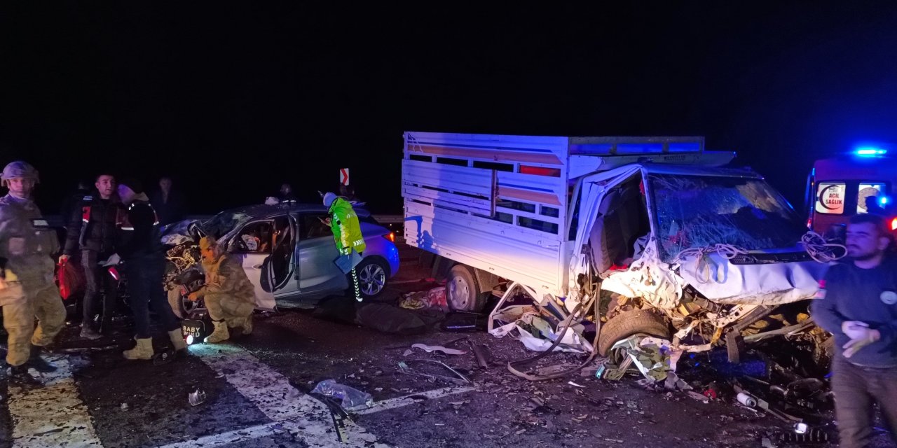 Bingöl'de Otomobil İle Kamyonet Çarpıştı: 2 Ölü, 5 Yaralı