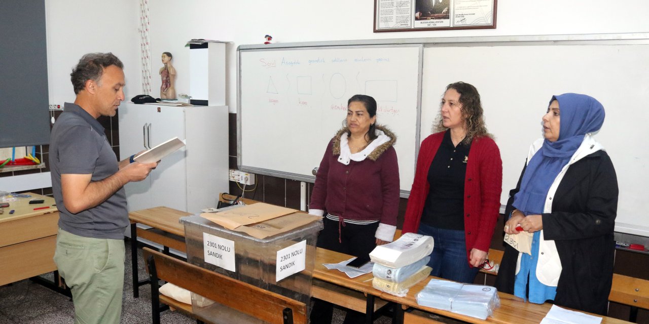 Antalya'da Sandık Görevlileri Yemin Ederek Göreve Başladı