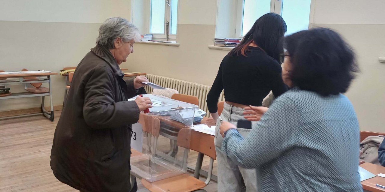 İzmir'de Seçmen Sandık Başına Gitti