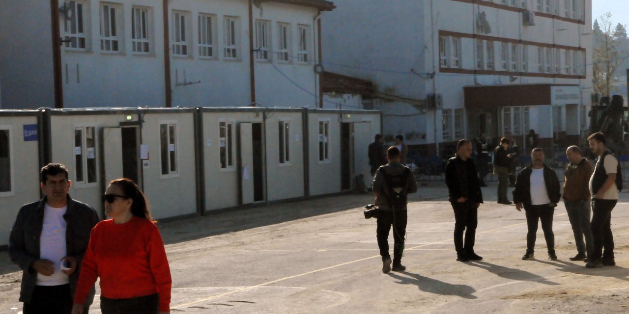 Hatay'da Seçmenler Sandık Başında; Bazıları Konteynerlerde Oy Kullandı