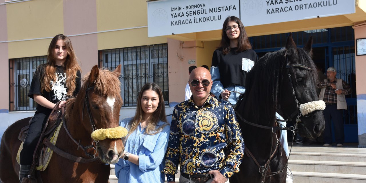 İzmir'de Atları İle Oy Vermeye Geldiler