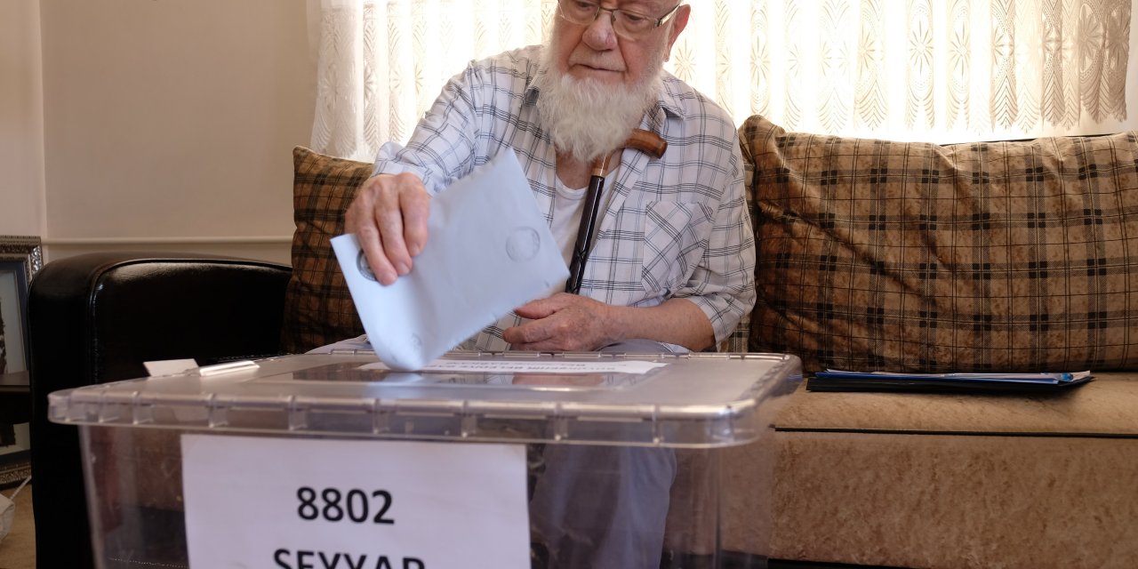 Oylarını Evlerine Getirilen Seyyar Sandıkta Kullandılar