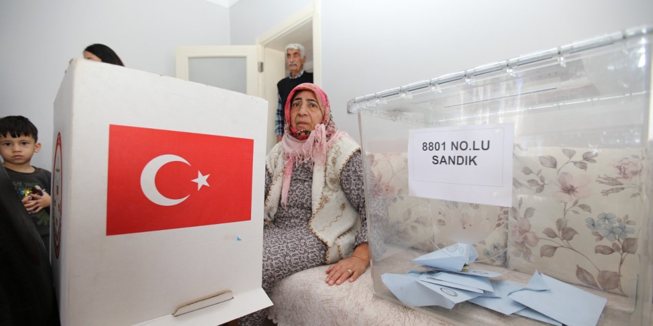 Van'da Hasta Ve Engelliler Evlerine Götürülen Seyyar Sandıkta Oy Kullandı