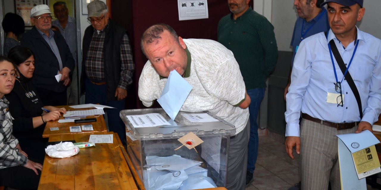 Kolları Olmayan Seçmen, Oyunu Kullanıp Zarfı Ağzıyla Sandığa Attı