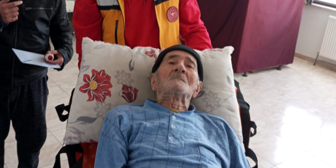 Sedye Ve Tekerlekli Sandalyeyle Getirildikleri Okulda Oy Kullandılar