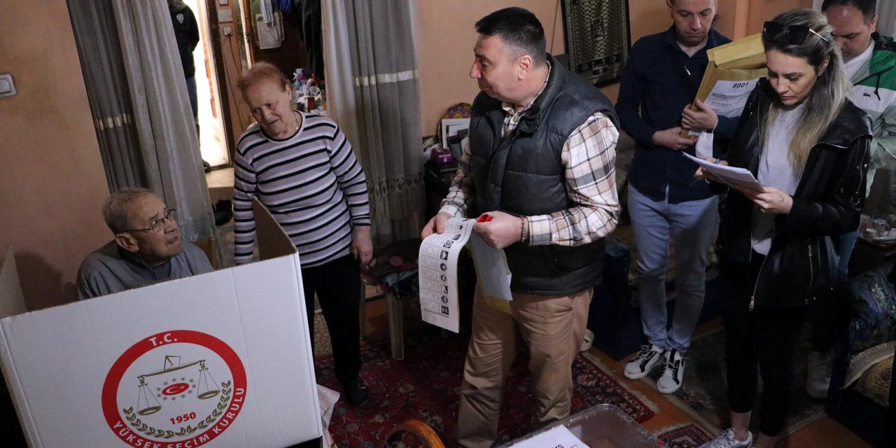 90 Yaşındaki Emekli Öğretmen Oyunu Evinde Kullandı