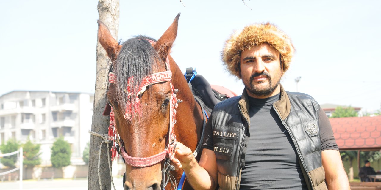 Oy Vermeye Atı İle Geldi