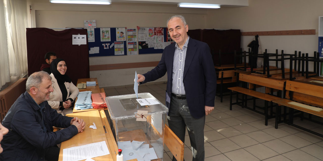 Rize Belediye Başkanı Metin oyunu kullandı