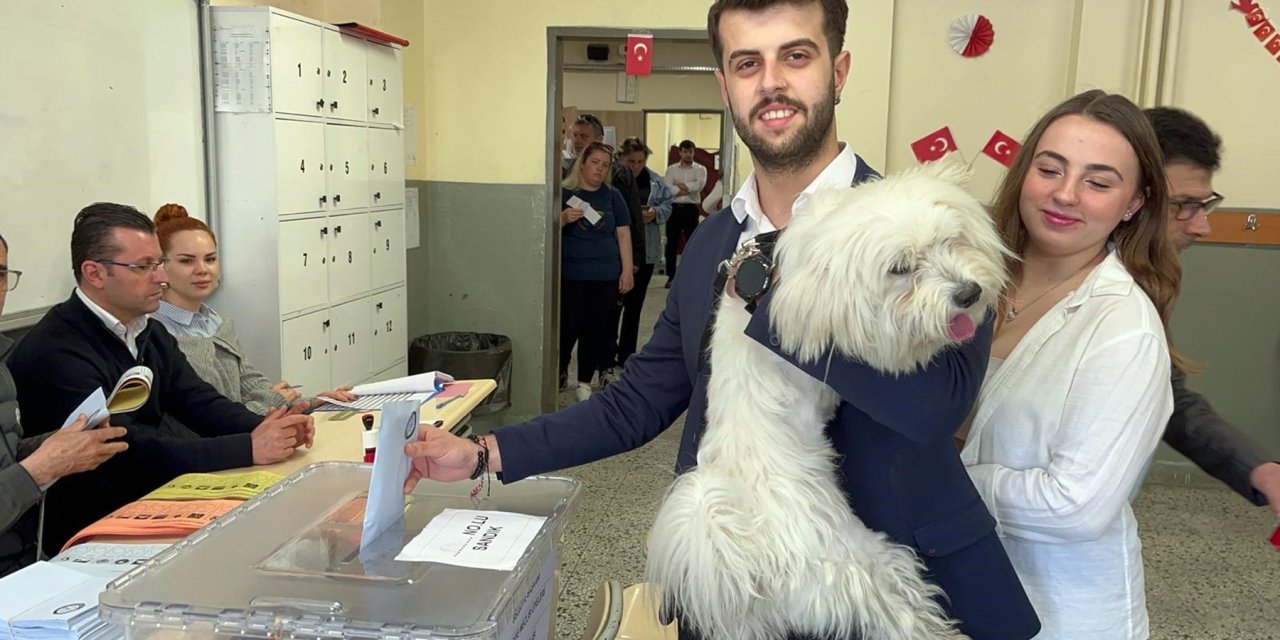 1 Hafta Önce Sahiplendiği Köpeği İle Oy Kullandı
