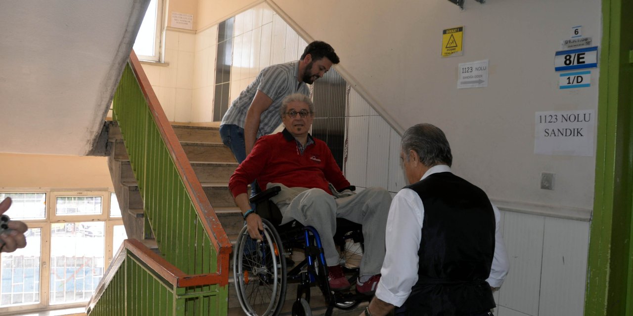 Ressam Yeşil, Oy Vermek İçin Tekerlekli Sandalyesi İle Taşınınca Tepki Gösterdi