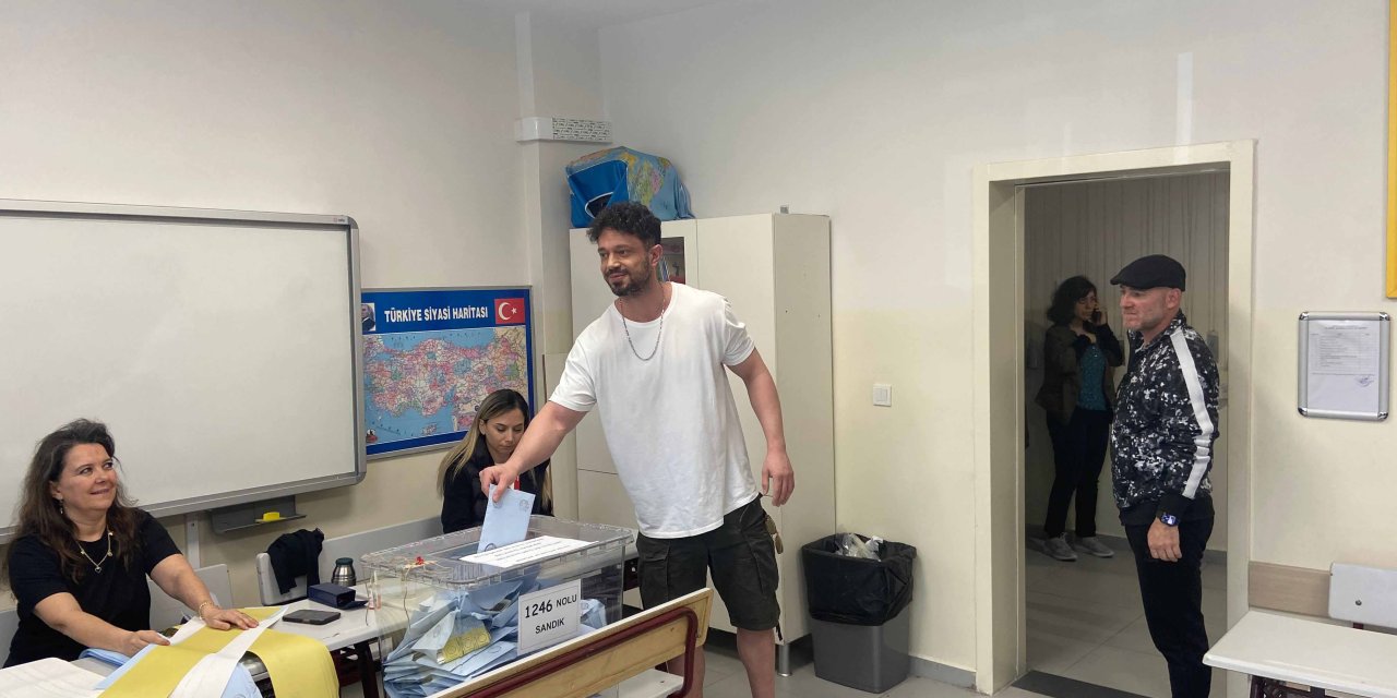 İstanbul - Murat Boz: Oy Pusulaları Biraz Uzundu