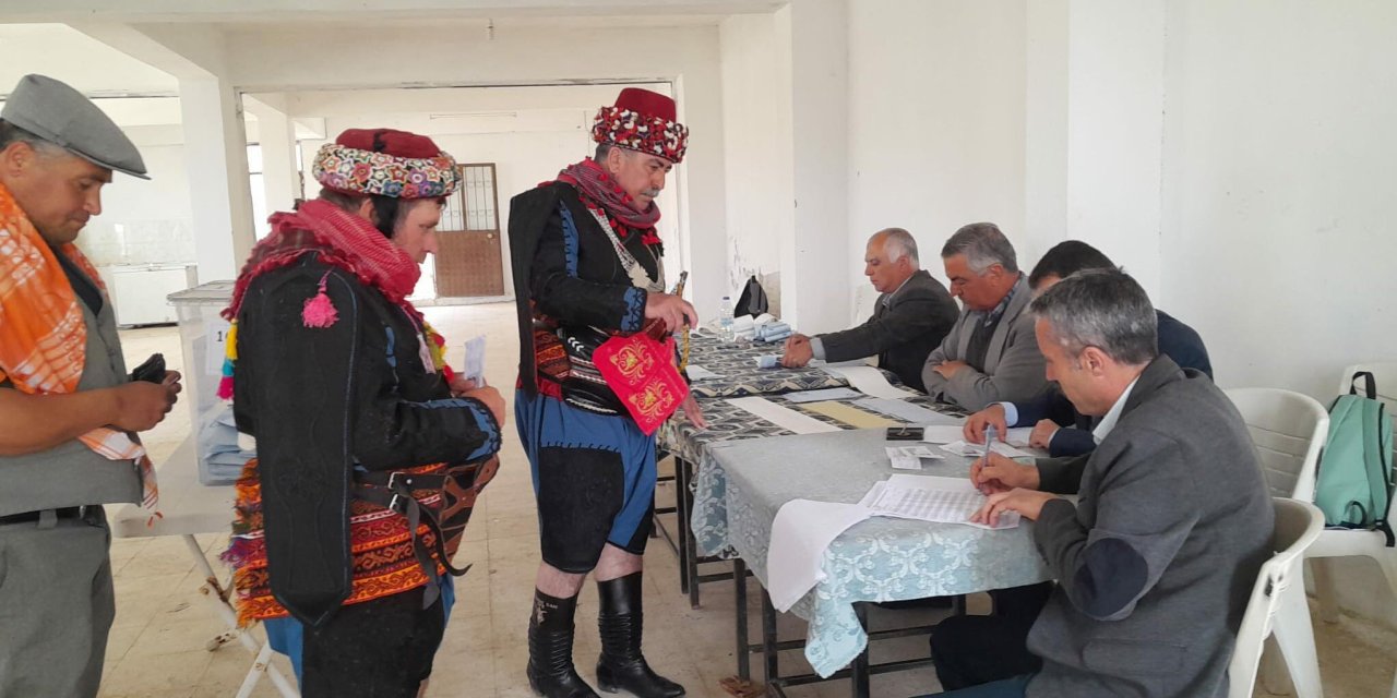 Efe Kıyafetleri İle Oy Kullandılar