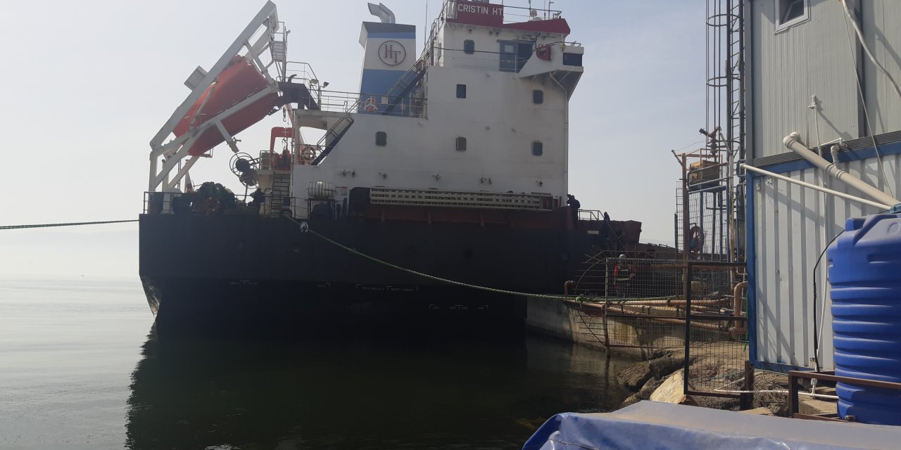 Limandaki Gemide Elektrik Kabloları Yandı, 5 Mürettebat Dumandan Etkilendi