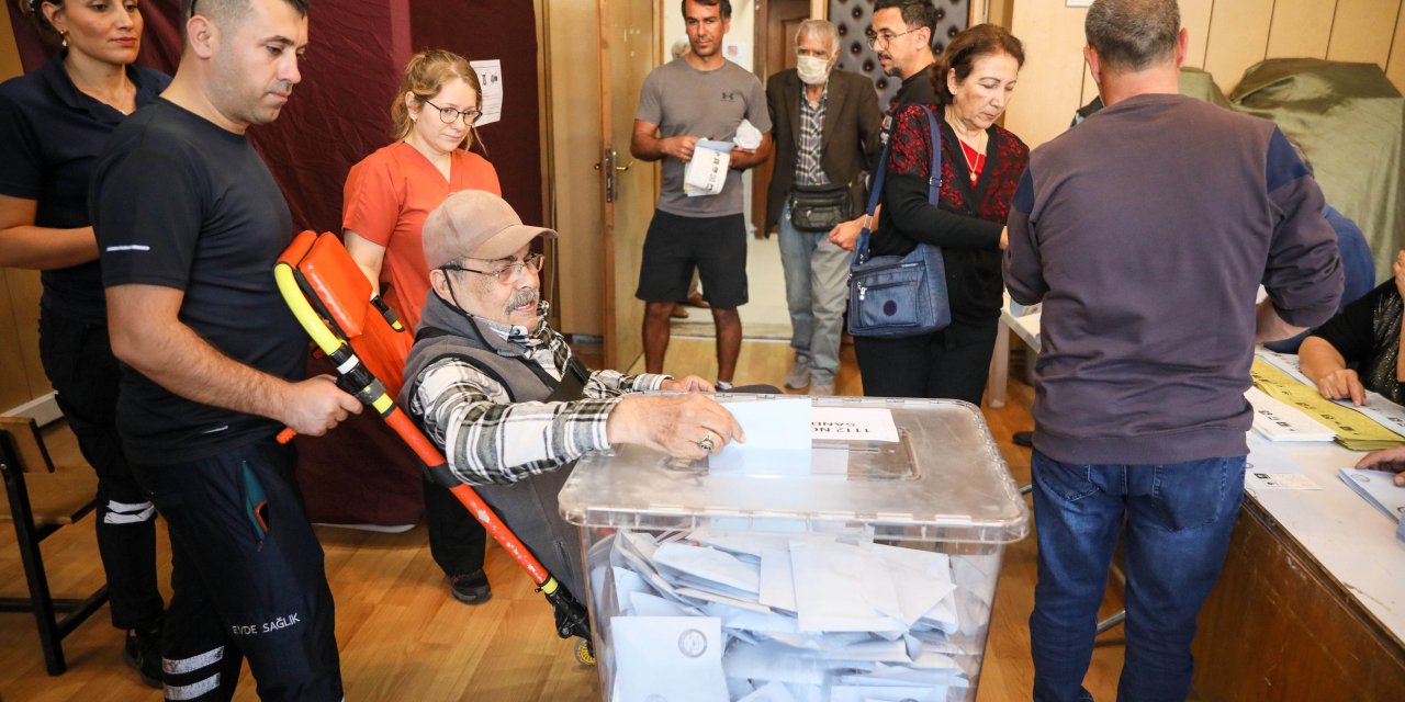 Sandık Başına Ambulansla Giden Seçmen: Canım Çıkmadıkça Her Seçimde Oy Kullanmaya Geleceğim