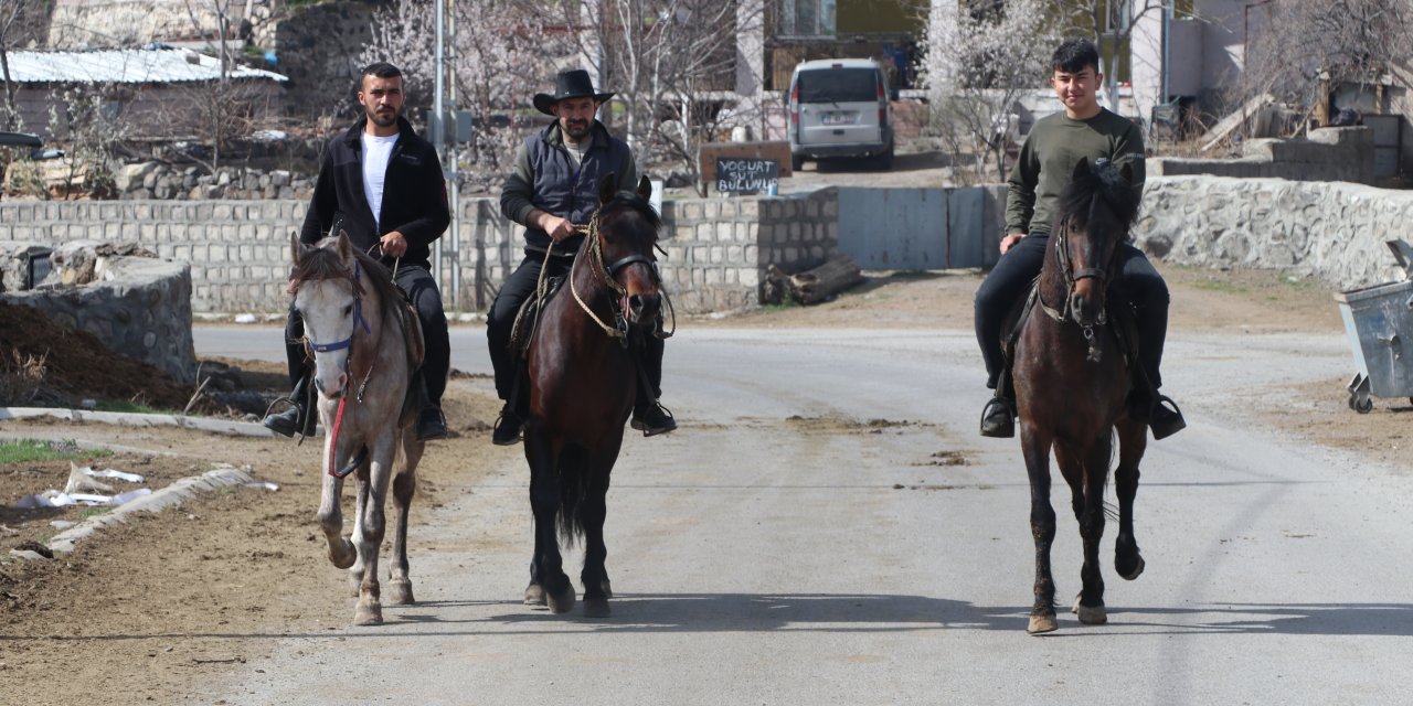 Kayseri'de Oy Kullanmaya Atları İle Geldiler