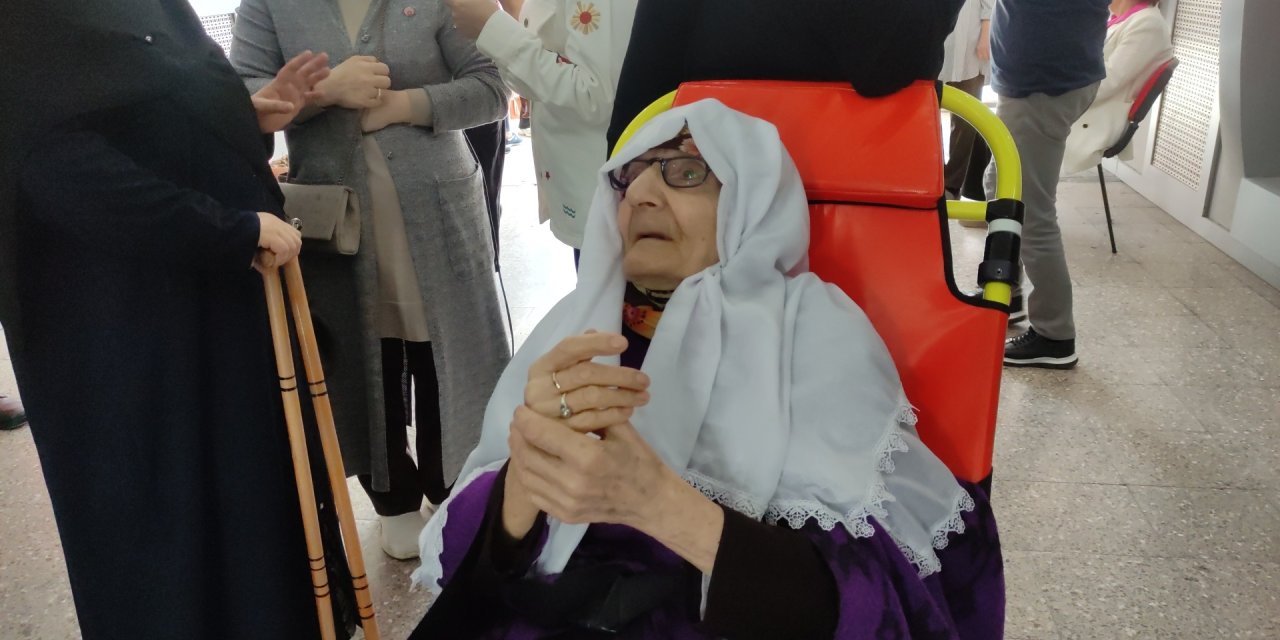 91 Yaşındaki Seçmen, Sandık Başına Sedye İle Götürüldü