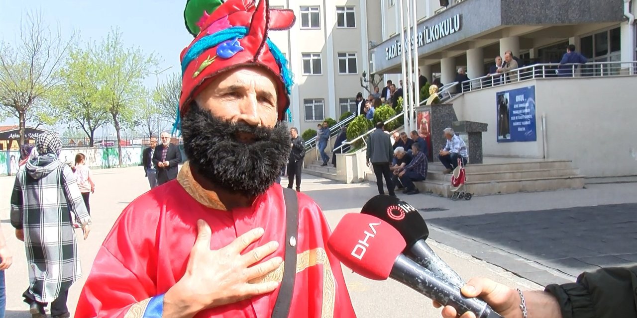 Bursa'da, Sandığa Karagöz Kostümüyle Gitti