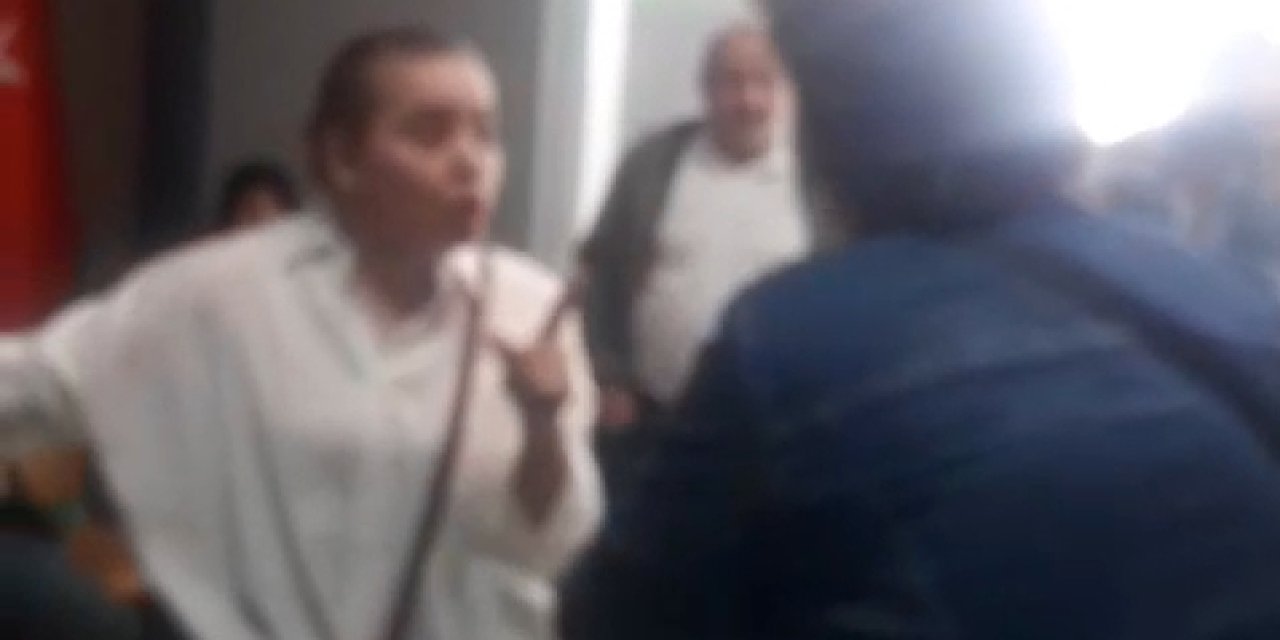 Okul Kapısında 'Muhtarlık Pusulası' Tartışması