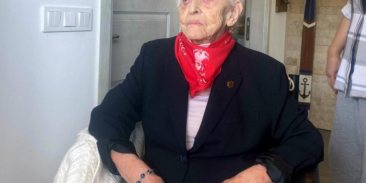 101 Yaşındaki Seçmen, Tekerlekli Sandalye İle Gelip Oyunu Kullandı