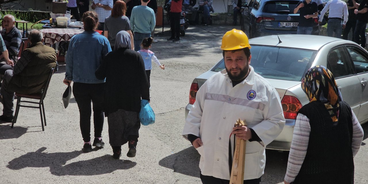 Madenci, Oy Kullanmaya İşçi Kıyafeti, Bareti Ve Kemençesiyle Geldi