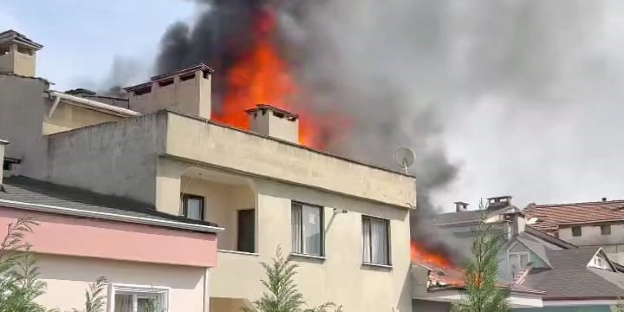 3 Katlı Binanın Çatısı Yandı