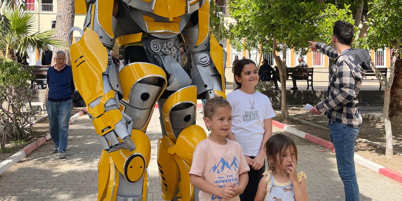 Oy Kullanmaya Robot Kostümüyle Geldi