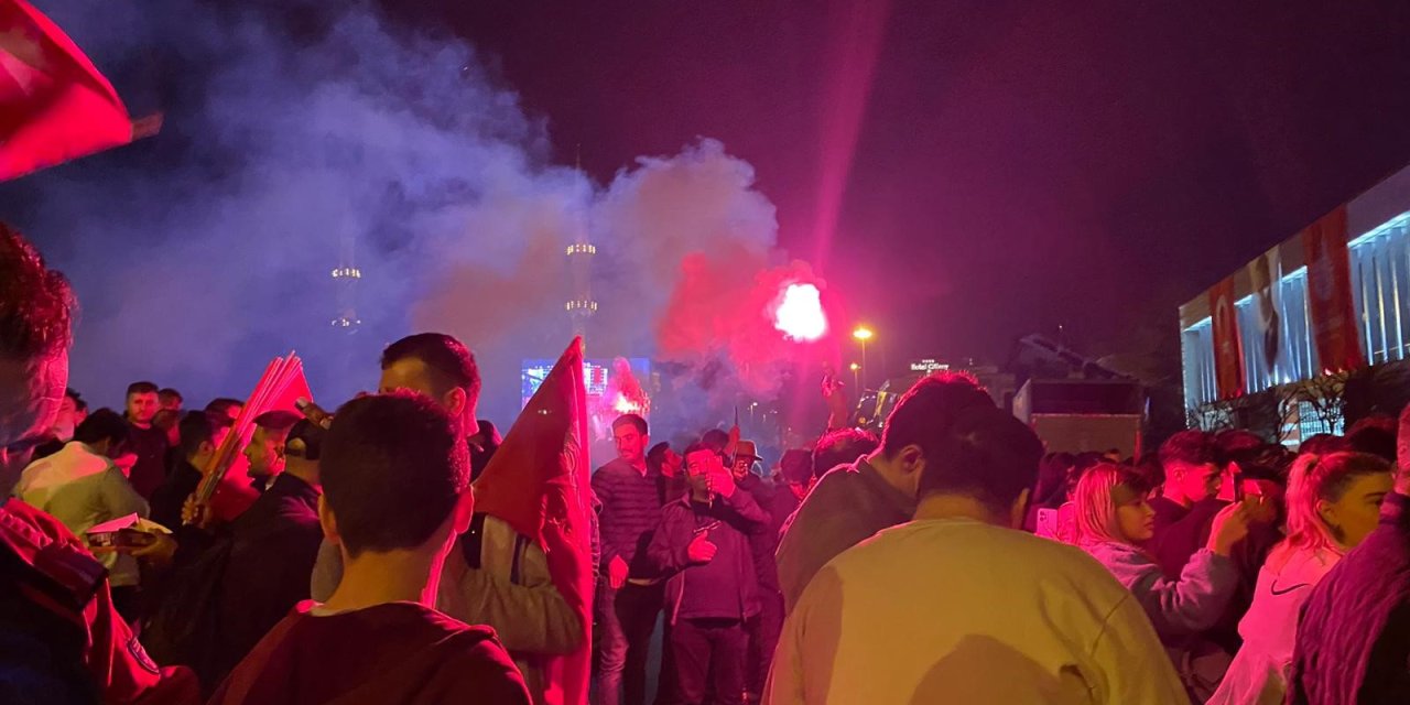 İstanbul-saraçhane Önünde Toplanmalar Başladı (Ek Görüntü Ve Bilgilerle)