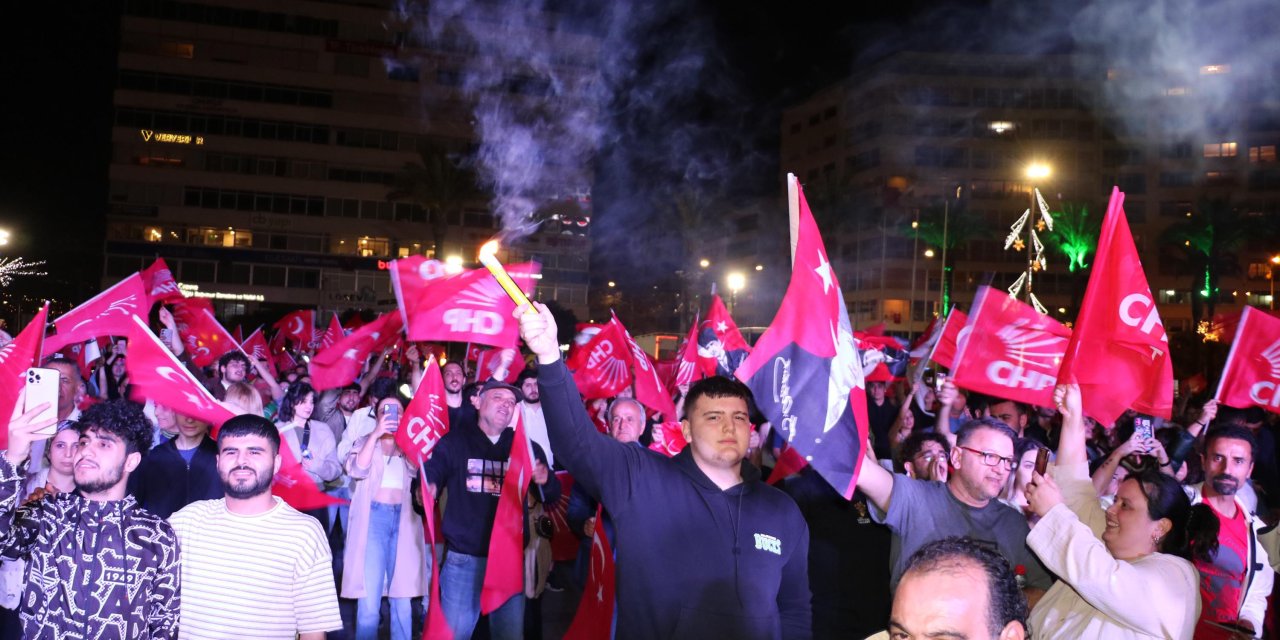 İzmir'de Chp'liler Cumhuriyet Meydanı'nda Toplanıyor