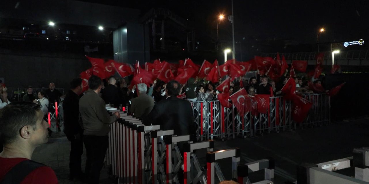 İstanbul - Chp İstanbul İl Binası Önünde Partililer Toplanıyor