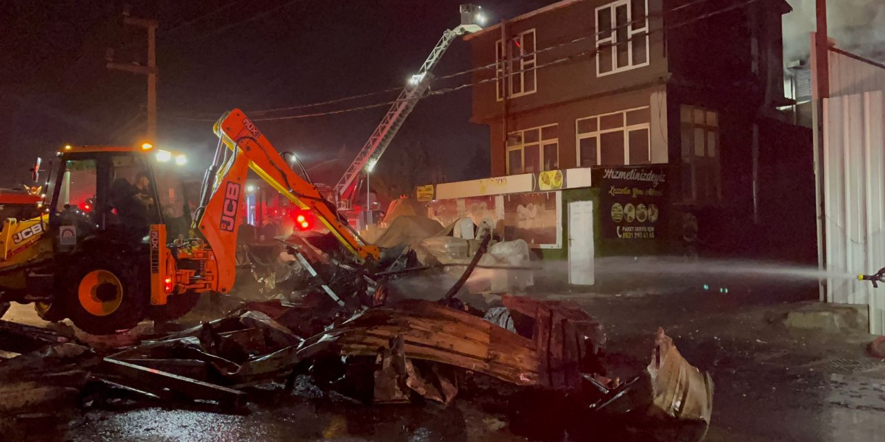 Gebze'de Geri Dönüşüm Deposunda Yangın Korkuttu (2)