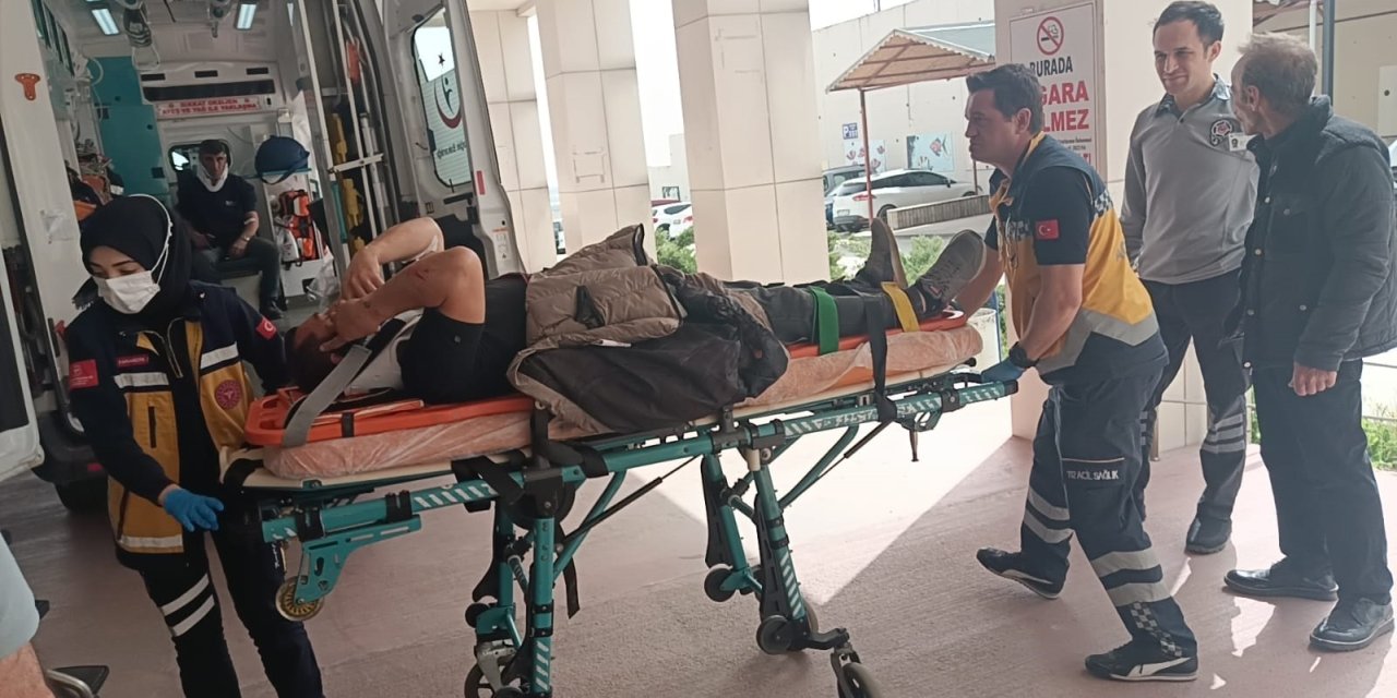 Minibüs, Refüjdeki Ağaçlara Çarpıp Takla Attı: 1’i Kırgızistanlı 2 Yaralı